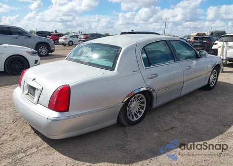 2001 Lincoln Town Car Signature from USA, damaged, VIN 1LNHM82W71Y676368